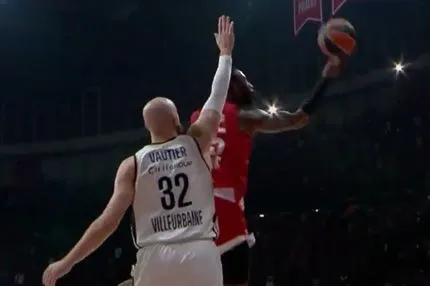 To αλά-Τζόρνταν ανάποδο λέι απ από τον Ντόντα Χολ – Έσπασε το σώμα του και πέτυχε “τρελό” καλάθι