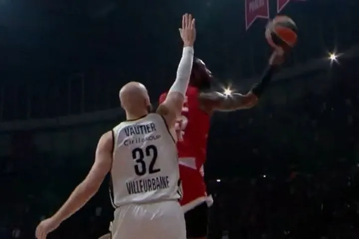 To αλά-Τζόρνταν ανάποδο λέι απ από τον Ντόντα Χολ – Έσπασε το σώμα του και πέτυχε “τρελό” καλάθι