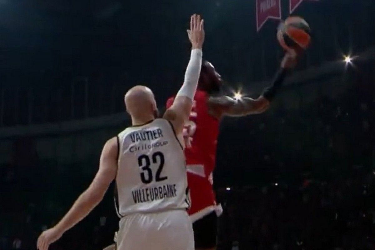 To αλά-Τζόρνταν ανάποδο λέι απ από τον Ντόντα Χολ – Έσπασε το σώμα του και πέτυχε “τρελό” καλάθι