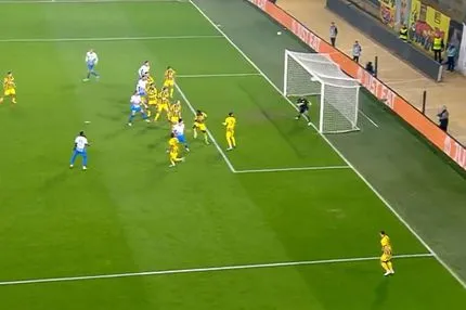 Kαλή στιγμή για την Κραϊόβα: Η κεφαλιά του Αλ Χαμλαουί πέρασε λίγο άουτ