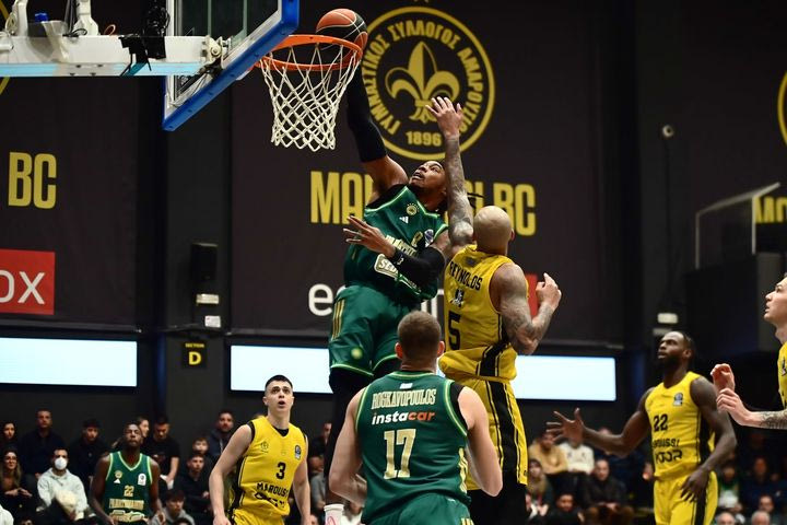 Το απίθανο κάρφωμα του Χολμς, ο οποίος έκανε poster τον Ρέινολντς