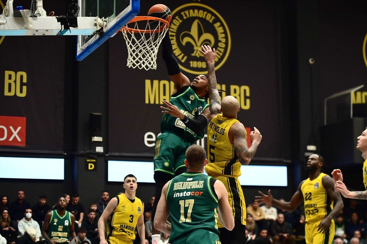 Το απίθανο κάρφωμα του Χολμς, ο οποίος έκανε poster τον Ρέινολντς