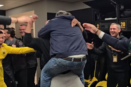 Χαμός στα αποδυτήρια της ΑΕΚ με σύνθημα "Super Mario", μεγάλο πριμ και μυθικές ατάκες Βίντα: "Ερχονται Χριστούγεννα πρόεδρε"