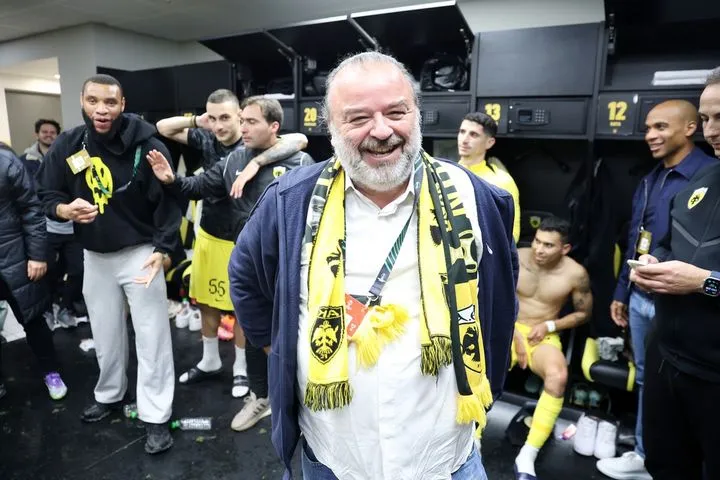 AEK: Ο Μάριος Ηλιόπουλος γιόρτασε με τους παίκτες στα αποδυτήρια την πρόκριση