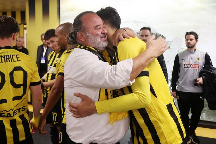 ΑΕΚ – ΟΦΗ: Η αγκαλιά του Ηλιόπουλου στον Γιόβιτς στα αποδυτήρια πριν από το ματς