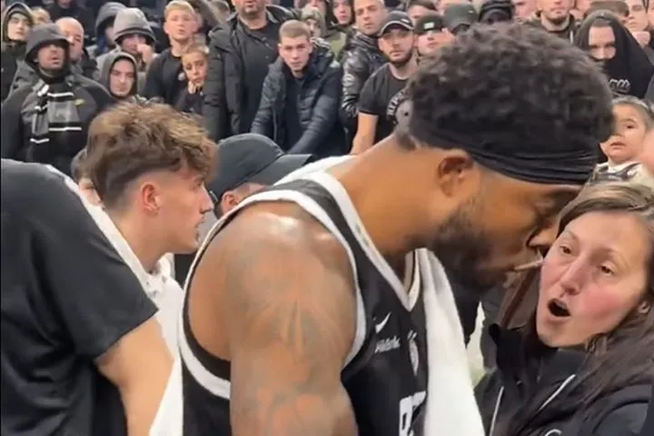 Εκτός ελέγχου η κατάσταση στην Παρτίζαν: Ο Τζόουνς έκανε νόημα σε οπαδό να κατέβει στο παρκέ