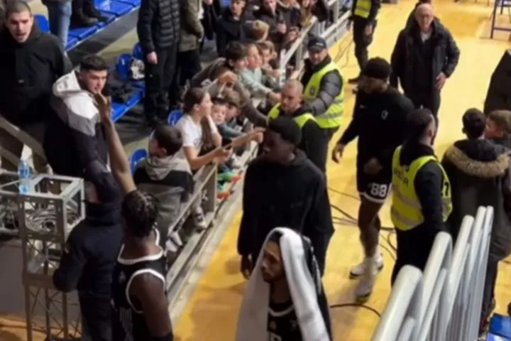 Παρτίζαν: Οπαδός επιτέθηκε λεκτικά στους Ταϊρίκ Τζόουνς και Στέρλινγκ Μπράουν μετά τη νίκη επί της Σπλιτ
