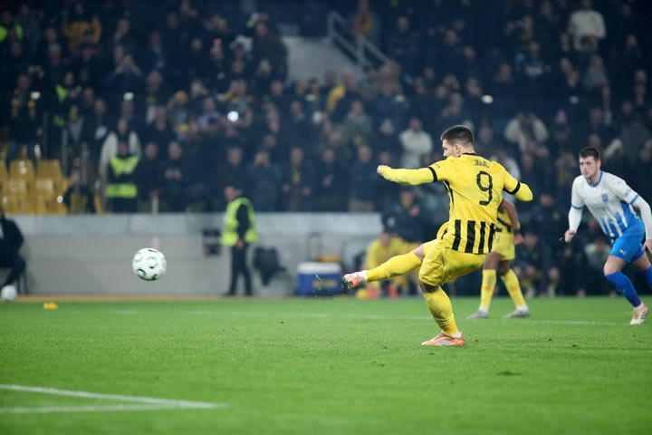 Το πέναλτι του Γιόβιτς που σφράγισε την τρομερή ανατροπή της ΑΕΚ και το εισιτήριο για τους 16