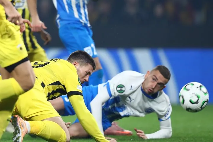 Μεγάλη ευκαιρία για την ΑΕΚ: Κεφαλιά – ψαράκι του Γιόβιτς έφυγε λίγο έξω