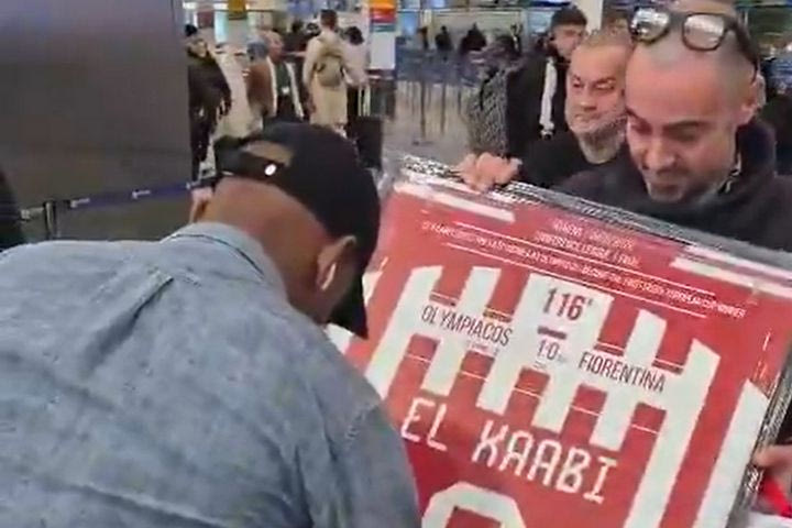 Ολυμπιακός: Χαμός με Ελ Κααμπί κατά την αναχώρηση για Αστάνα, υπέγραψε memorabilia φιλάθλου από τον θρυλικό τελικό του Conference League