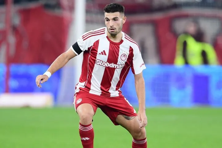 Ολυμπιακός – Ηρακλής: Με μαύρα περιβραχιόνια οι παίκτες των ερυθρόλευκων για την Ειρήνη Μαρινάκη