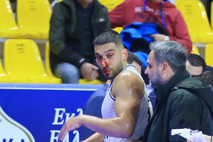 Καρδίτσα – Μαρούσι: Ο Κασελάκης έπαθε κάταγμα στη μύτη μετά από σύγκρουση με τον Σάλας