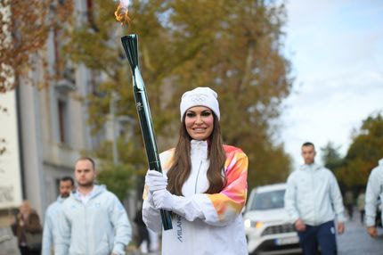 Το VIDEO με την Πρέσβειρα των ΗΠΑ, Κίμπερλι Γκίλφοϊλ, να τρέχει με την Ολυμπιακή Φλόγα