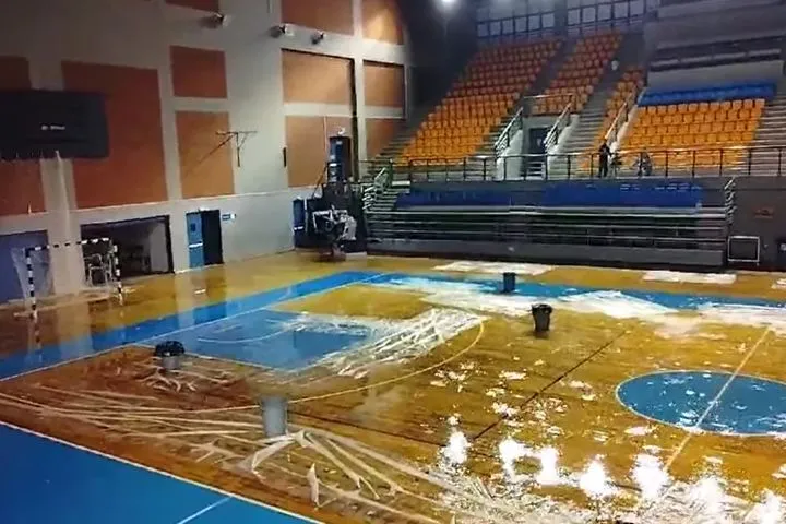 Σοβαρά προβλήματα στο κλειστό των Χανίων με την ανεξέλεγκτη εισροή νερού και αναστολή προπονήσεων