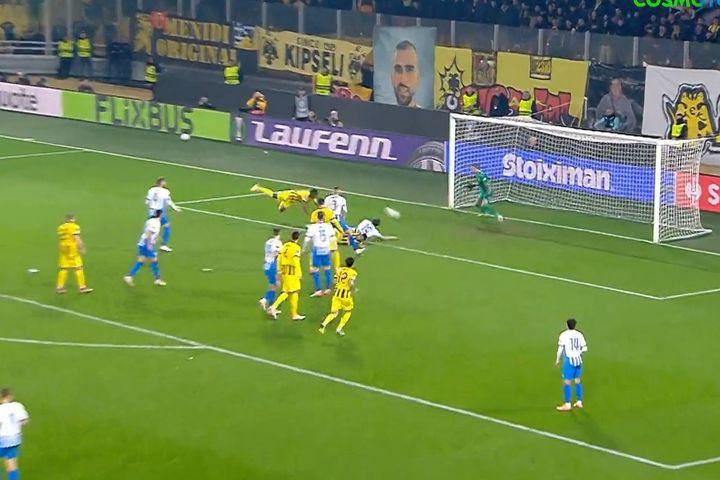 Ο Κουτέσα ισοφάρισε με υπέροχη κεφαλιά στην εκπνοή και έστειλε την ΑΕΚ στην οκτάδα