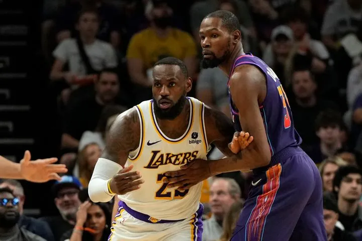 ΛεΜπρόν Τζέιμς: 20 Χριστούγεννα στο NBA, νέα αναμέτρηση με Κέβιν Ντουράντ και τους Ρόκετς