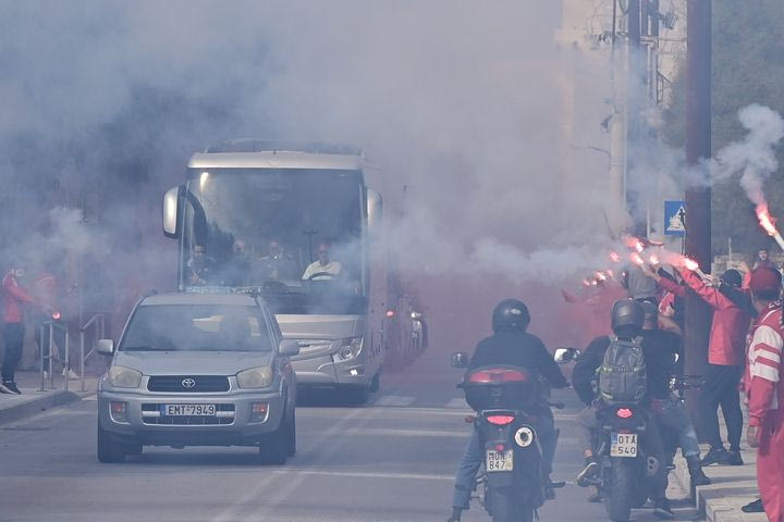 Ολυμπιακός: Συνοδεία δεκάδων μηχανών η άφιξη των ερυθρόλευκων στο στάδιο της Ερμούπολης