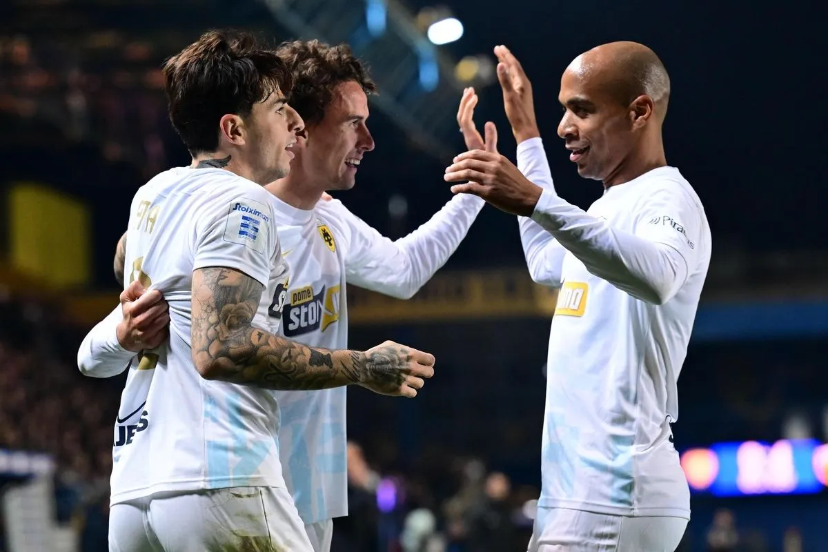 Οι Λάζαρος Ρότα, Ρόμπερτ Λιούμπιτσιτς και ο Ζοάο Μάριο πανηγυρίζουν το γκολ κόντρα στον Παναιτωλικό