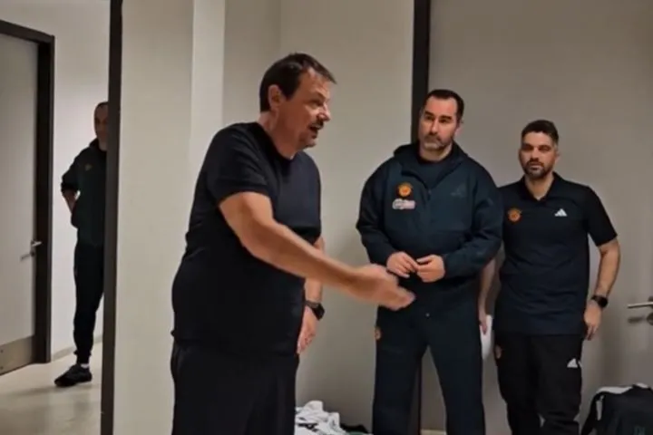 Φορτισμένος Αταμάν στα αποδυτήρια: “Σας ευχαριστώ όλους που δώσατε απάντηση στο παρκέ όταν 10.000 άρχισαν να φωνάζουν γαμ@ τη μάνα σου”