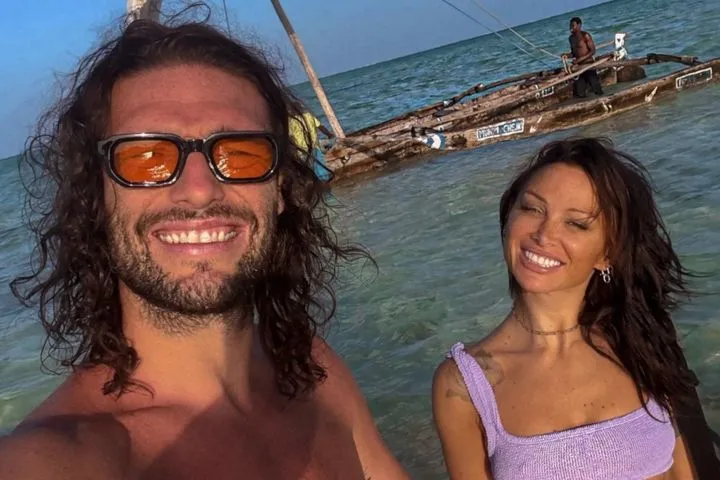 Ο Άντι Κάρολ σε ρομαντική απόδραση στη Ζανζιβάρη με τη σύντροφό του, πιο ερωτευμένοι απο ποτέ