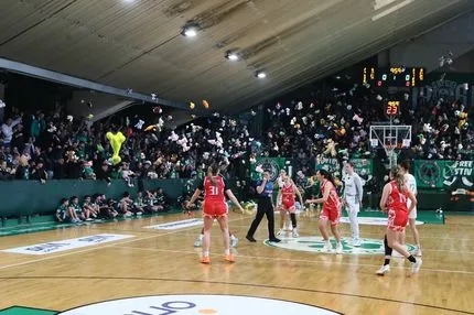 Το κλειστό της Λεωφόρου γέμισε με λούτρινα αρκουδάκια πριν το Παναθηναϊκός - Πανσερραϊκός για την Α1 Γυναικών