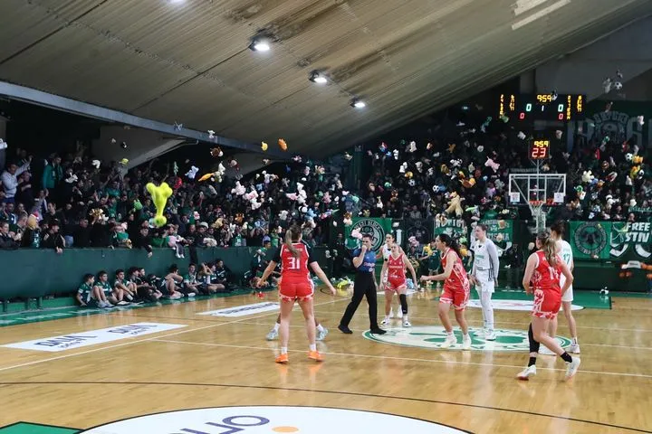 Το κλειστό της Λεωφόρου γέμισε με λούτρινα αρκουδάκια πριν το Παναθηναϊκός – Πανσερραϊκός για την Α1 Γυναικών