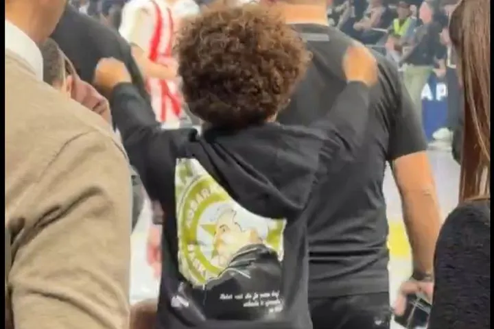 Ο γιος του Ματίας Λεσόρ με φούτερ που είχε το πρόσωπο του Ομπράντοβιτς στο Παρτίζαν – Ερυθρός Αστέρας