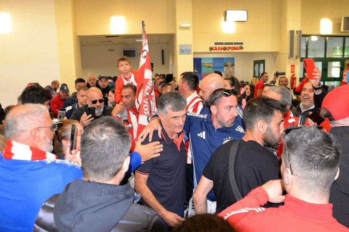Ολυμπιακός: Θερμή υποδοχή στη Σύρο για τους ερυθρόλευκους