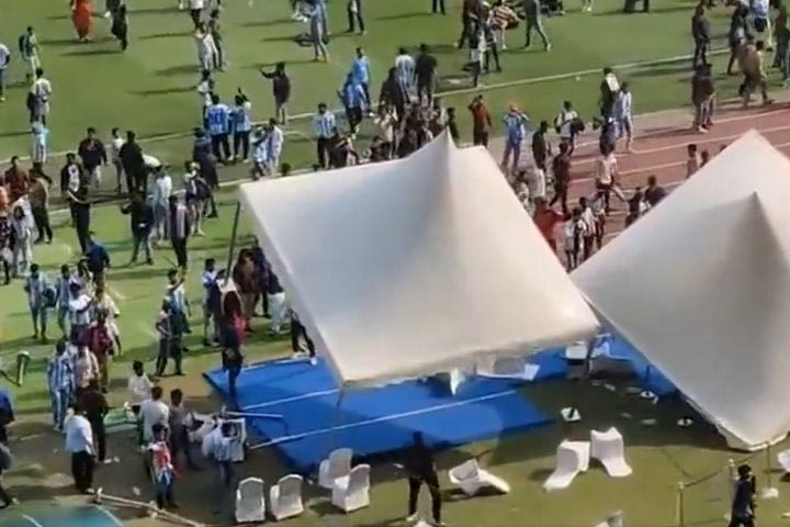 Μέσι: Έξαλλοι οι οπαδοί μετά από ολιγόλεπτο σόου του Pulga στο Salt Lake Stadium στην Καλκούτα, βανδάλισαν το στάδιο