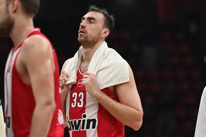 Ολυμπιακός: Η απογοήτευση ζωγραφισμένη στο πρόσωπο του Νίκολα Μιλουτίνοβ μετά την ήττα από τη Βαλένθια στο ΣΕΦ