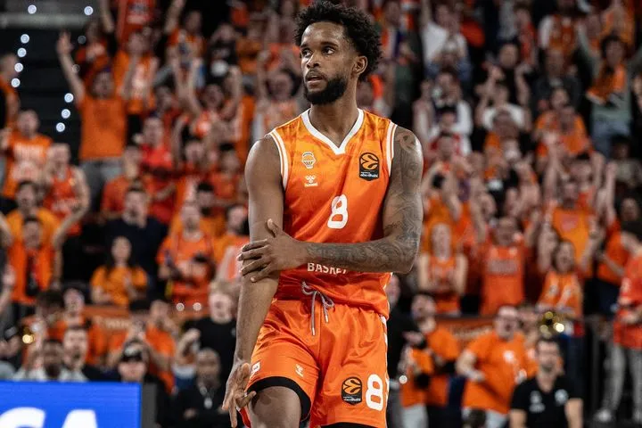 Μόλις μία ομάδα στην ιστορία της EuroLeague έχει σουτάρει περισσότερα τρίποντα ανά αγώνα από τη φετινή Βαλένθια και δεν είναι η περσινή Παρί