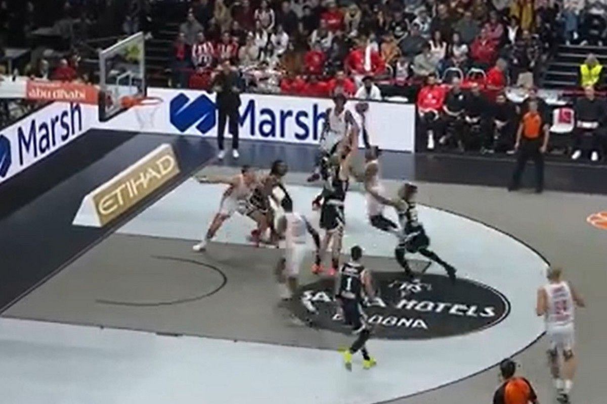 Το εκπληκτικό άλεϊ ουπ κάρφωμα του Χολ, έπειτα από την ασίστ του Μόρις