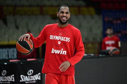 H προθέρμανση του Μόντε Μόρις πριν το ντεμπούτο του με τη φανέλα του Ολυμπιακού