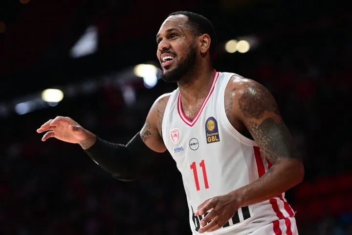 Ολυμπιακός – Κολοσσός: Η αποθέωση των φιλάθλων του Ολυμπιακό κατά την είσοδο του Μόντε Μόρις στο ματς