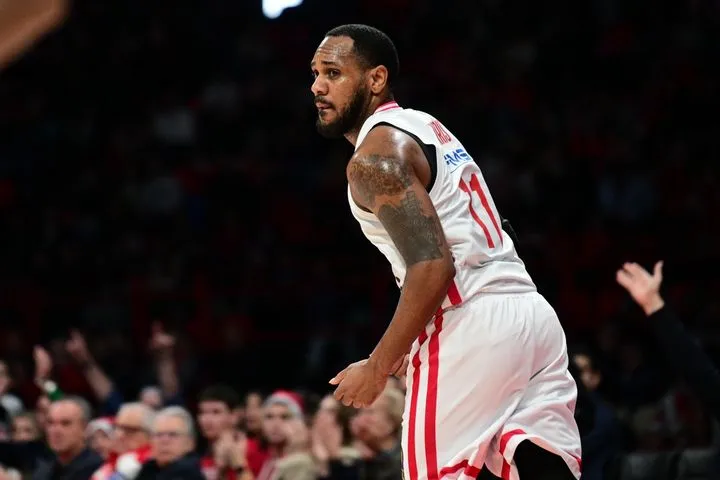 Τρίποντο το πρώτο καλάθι του Μόντε Μόρις με τη φανέλα του Ολυμπιακού