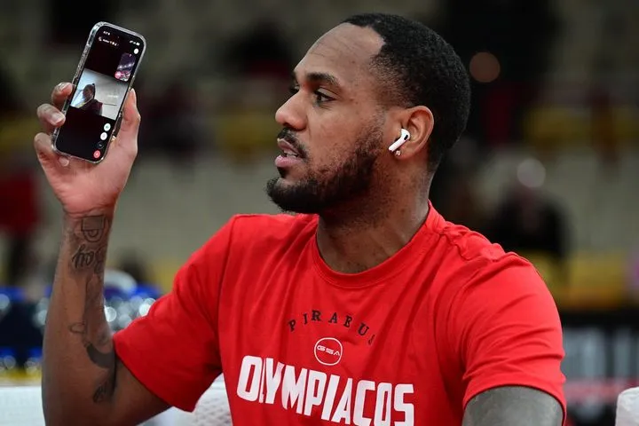 Ολυμπιακός – Βαλένθια: Ο Μόντε Μόρις πήρε βιντεοκλήση τη μητέρα του και της έδειξε το ΣΕΦ