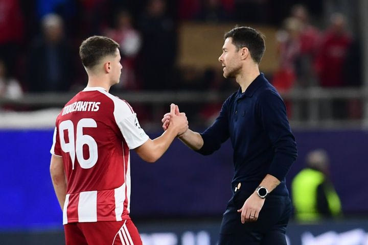 Η χειραψία του Χρήστου Μουζακίτη με τον Τσάμπι Αλόνσο