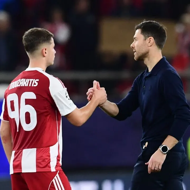 Η χειραψία του Χρήστου Μουζακίτη με τον Τσάμπι Αλόνσο