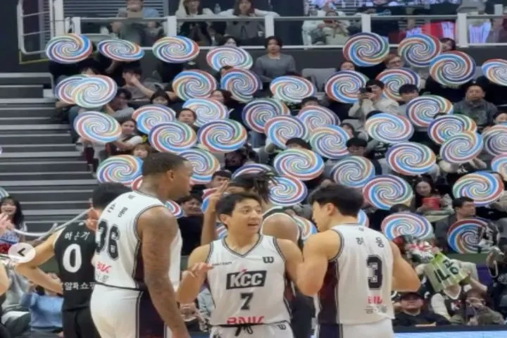 Ασυνήθιστη τακτική στην Κορέα: Οι οπαδοί ζάλισαν τον αντίπαλο με πλακάτ που στριφογυρίζουν