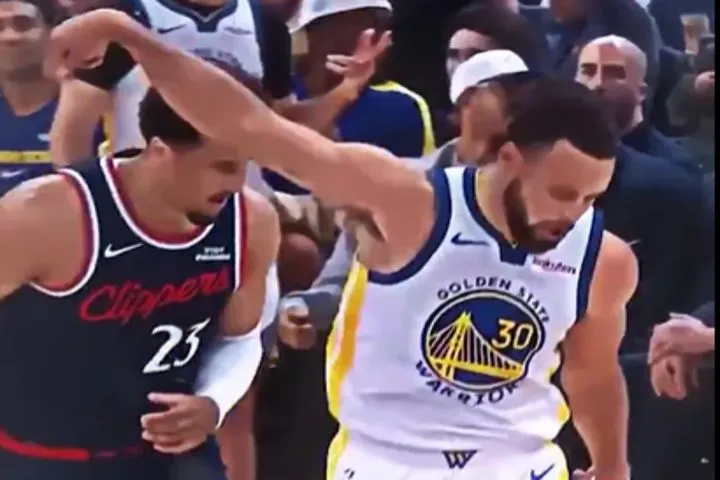 NBA: Το “Μόνος στο Σπίτι” συναντά Γουόριορς-Μάβερικς σε εντυπωσιακό χριστουγεννιάτικο promo