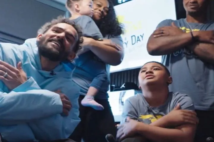 NBA: Ο Τρέι Γιάνγκ και οι Χοκς έφεραν Χριστουγεννιάτικη χαρά σε μικρό θαυμαστή