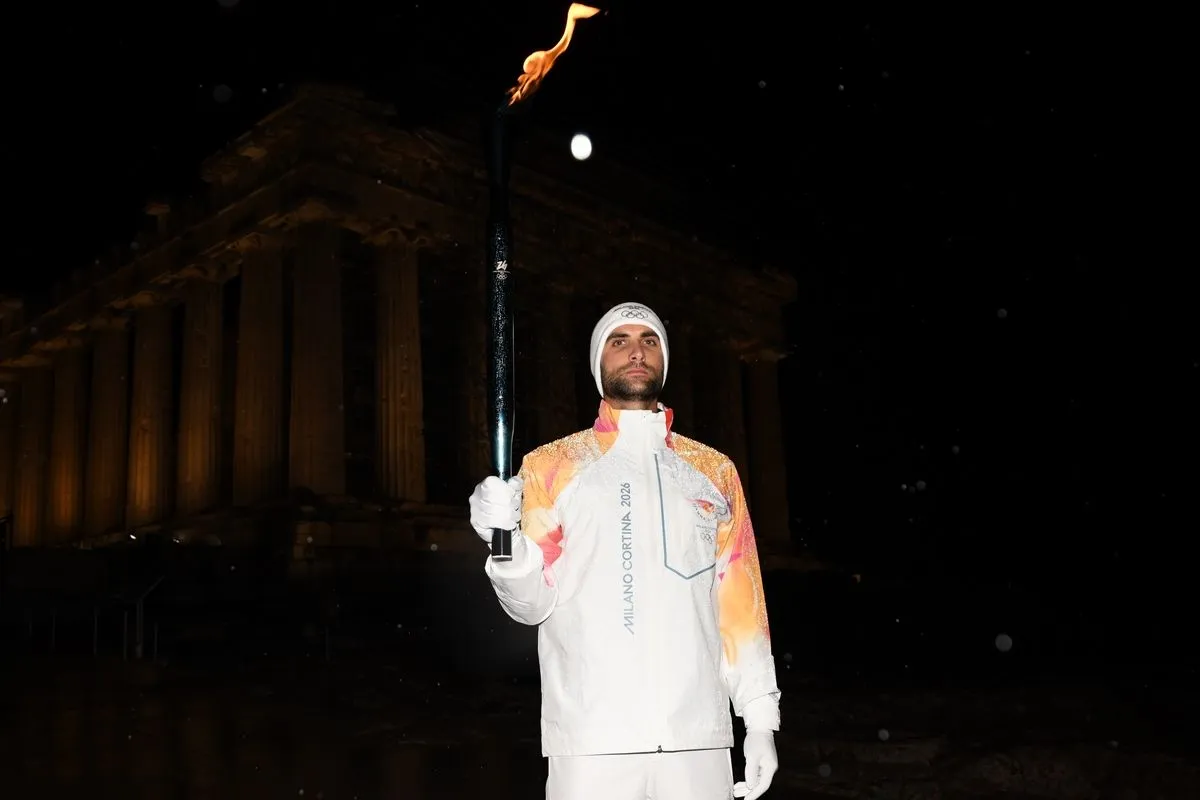 Μοναδική στιγμή: O Oλυμπιονίκης Στέφανος Ντούσκος ανέβασε την Ολυμπιακή Φλόγα στην Ακρόπολη