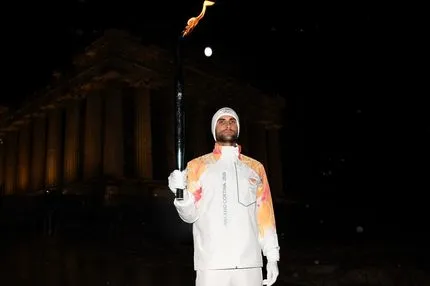 Μοναδική στιγμή: O Oλυμπιονίκης Στέφανος Ντούσκος ανέβασε την Ολυμπιακή Φλόγα στην Ακρόπολη