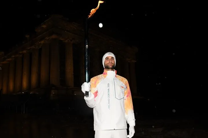 Μοναδική στιγμή: O Oλυμπιονίκης Στέφανος Ντούσκος ανέβασε την Ολυμπιακή Φλόγα στην Ακρόπολη