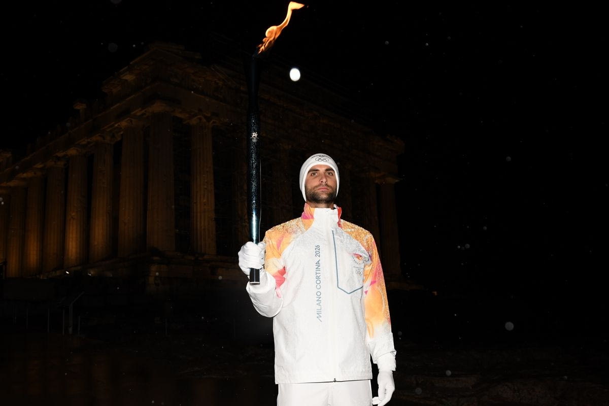 Μοναδική στιγμή: O Oλυμπιονίκης Στέφανος Ντούσκος ανέβασε την Ολυμπιακή Φλόγα στην Ακρόπολη