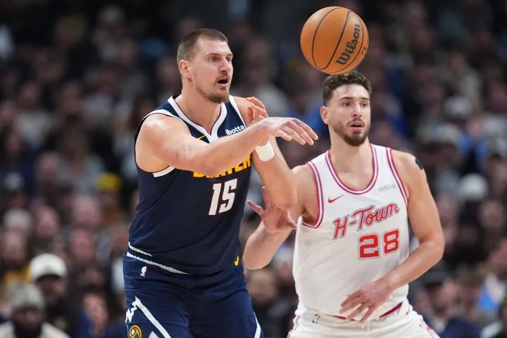 NBA: Συναρπαστικές αναμετρήσεις με νίκες για Νάγκετς, Τζαζ, Ράπτορς, Πίστονς και Γκρίζλις