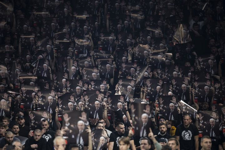 Απίστευτες εικόνες στη Σερβία: Γέμισε πλακάτ με το πρόσωπο του Ζέλικο Ομπράντοβιτς η Belgrade Arena