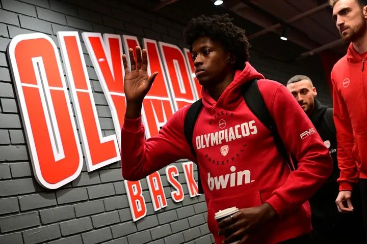 Ολυμπιακός: Με νέο look εμφανίστηκε ο Νιλικίνα στο ματς των ερυθρολεύκων κόντρα στη Βιλερμπάν