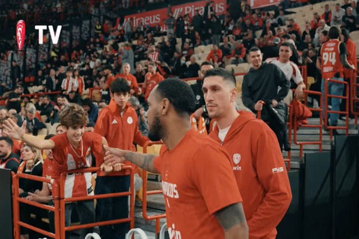 Ολυμπιακός – Βαλένθια: Το θερμό κλίμα, η αγωνία, η απογοήτευση και το χειροκρότημα στην παρακάμερα των ερυθρόλευκων κόντρα στους Ισπανούς