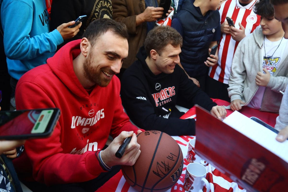 Ολυμπιακός: Βεζένκοβ και Μιλουτίνοβ έβγαλαν φωτογραφίες και μοίρασαν αυτόγραφα στους φιλάθλους στην Πλατεία Κοραή